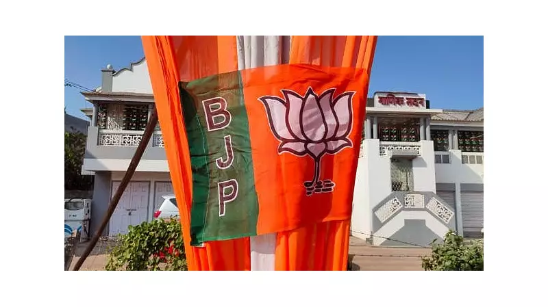 BJP Workers Confront BLO Protest in Kolkata, Tensions Flare Over Voter List