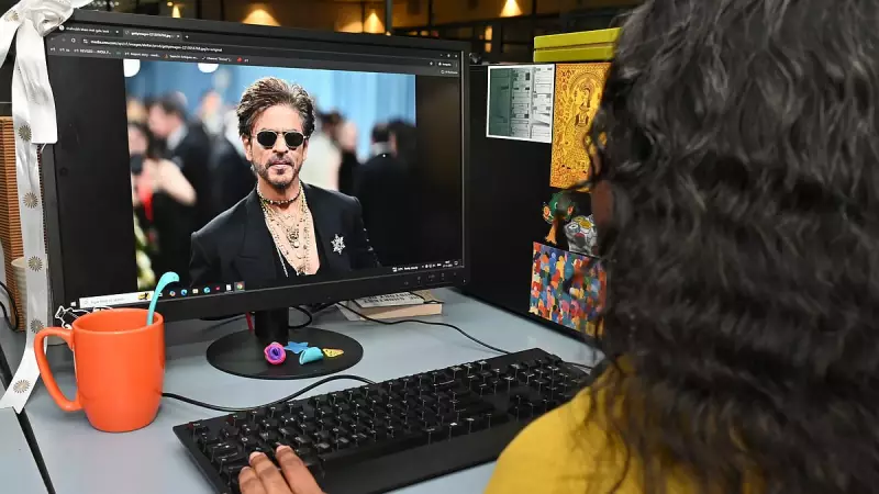 Experts Warn: Blind Social Media Adulation Becomes Dangerous Trend