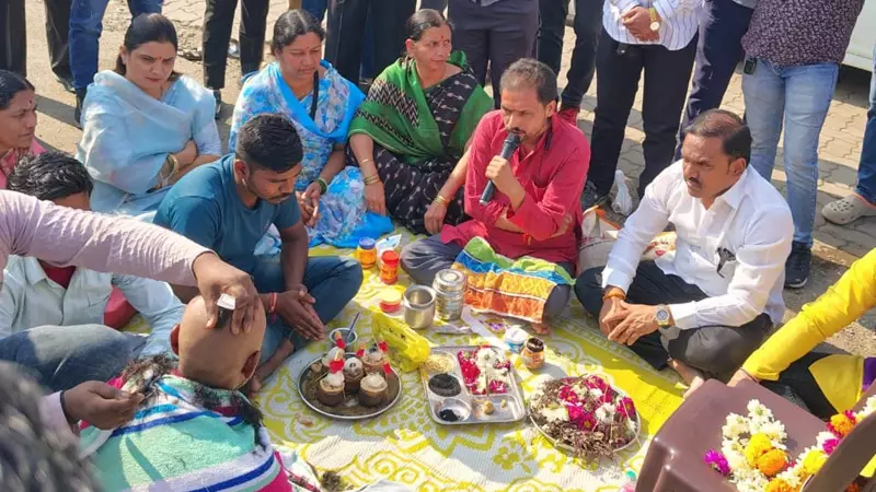 Pune Residents Hold 'Dashakriya Vidhi' Protest at Deadly Navale Bridge