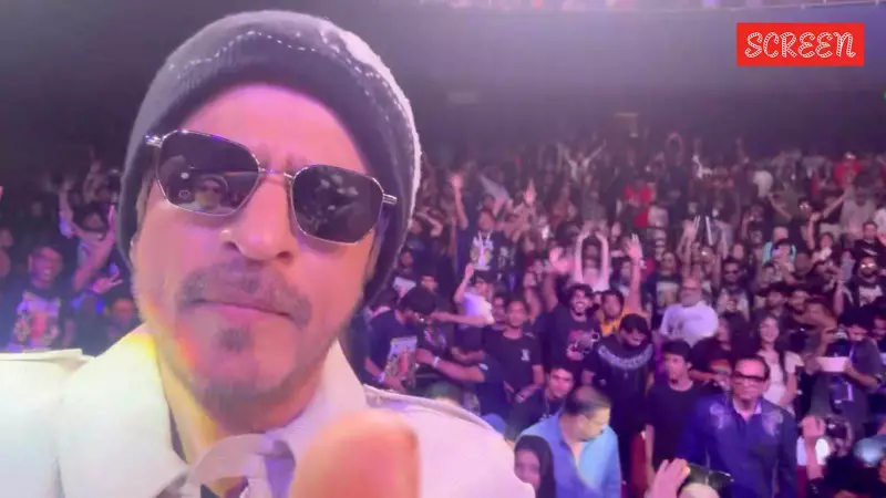Shah Rukh Khan's Birthday Fan Meet Turns Chaotic as Crowd Surges, Bodyguard Springs Into Action | Watch Video