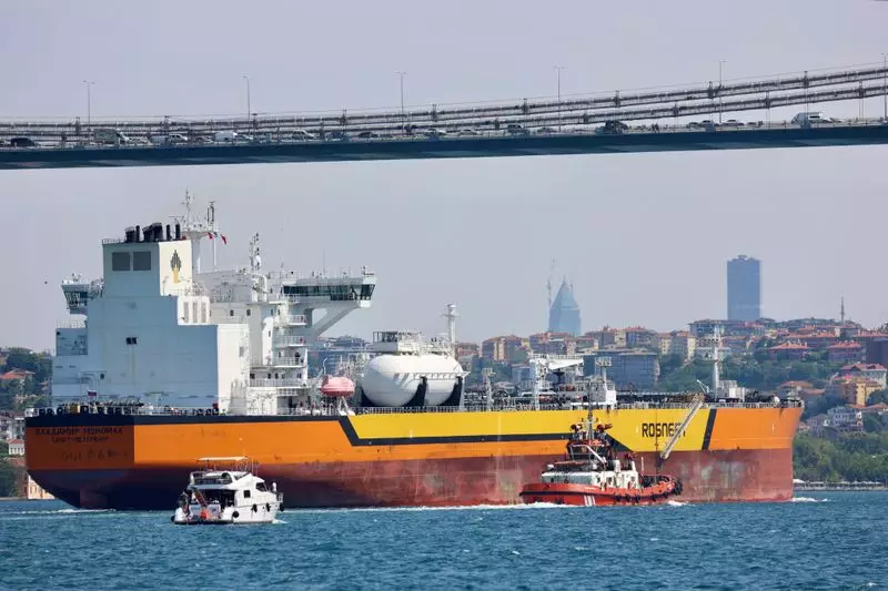 US Slaps Sanctions on Russia's Oil Giants, EU Bans LNG Imports in Major Energy Crackdown