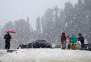Avalanche Warning Issued for 5 Jammu & Kashmir Districts Amid Heavy Snowfall