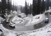 Heavy Snowfall Blocks Two Key Roads in Kashmir, Disrupting Alternative Connectivity