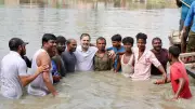 Rahul Gandhi Takes the Plunge: Congress Leader's Muddy Pond Interaction with Bihar Fishermen Goes Viral