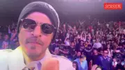 Shah Rukh Khan's Birthday Fan Meet Turns Chaotic as Crowd Surges, Bodyguard Springs Into Action | Watch Video