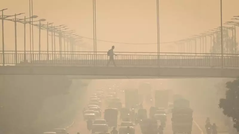 Delhi's Air Turns 'Severe' on Diwali Eve: AQI Soars Above 400, Health Alert Issued