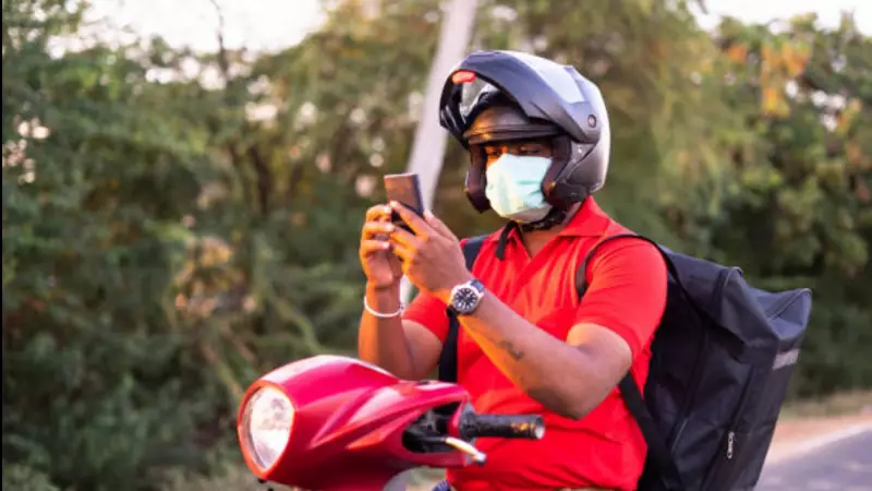 Diwali Delight: Indian Man's ₹1,000 Gift to Delivery Boy Goes Viral as Heartwarming Gesture