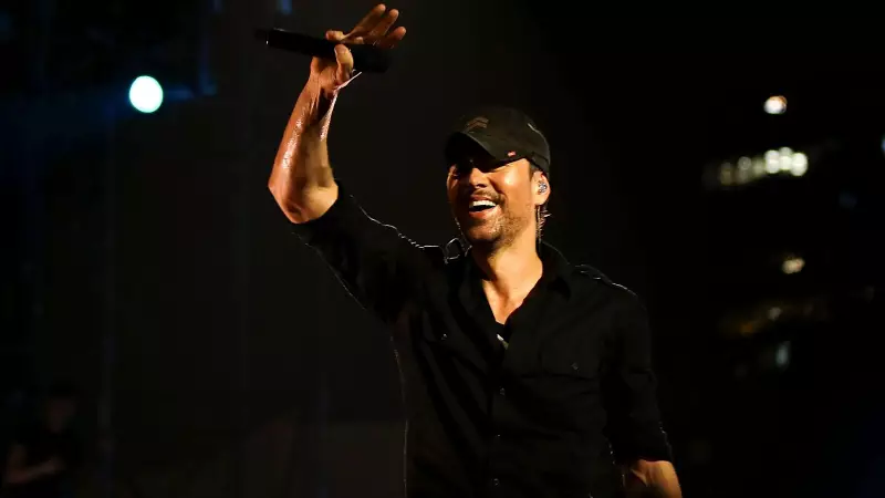 Enrique Iglesias Takes Mumbai by Storm: Viral Namaste, Flying Phone Selfie Breaks the Internet!