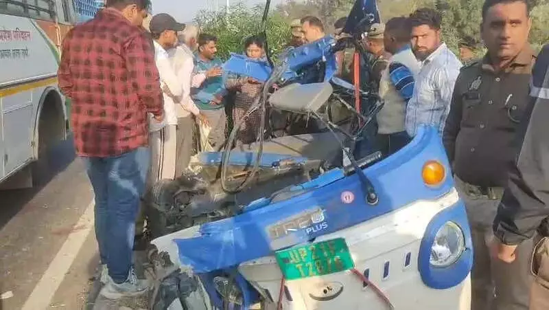 6 Killed in UPSRTC Bus & E-Rickshaw Collision on NH-9 in Moradabad