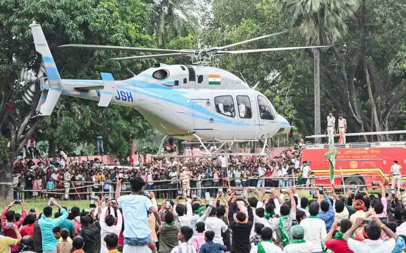 Bad Weather Halts Helicopters: Bihar Politicians Hit the Road for Campaigning