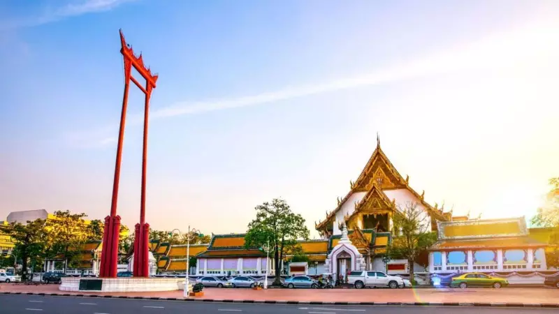Bangkok's Hidden Gem: Explore Trok Mor Market in Chinatown - An Unforgettable Walking Tour