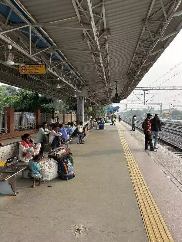 Bihar's Welfare Exodus: Migrants Rush Home, Fearing Benefit Loss in Election Season