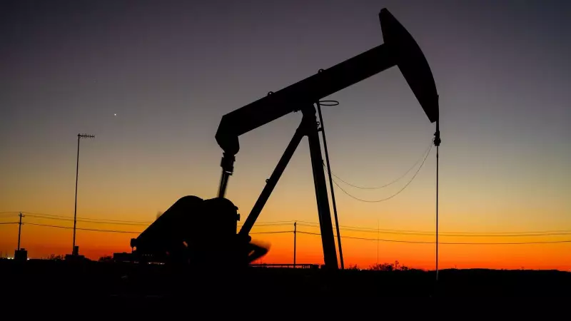 Crude Oil Prices Drop Amid Ukraine Peace Talks, MCX Trades Flat at ₹5,236