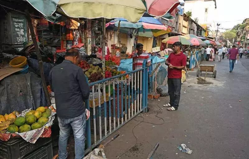 Kolkata Installs Permanent Iron Fences at Jadubabur Bazar to Stop Hawker Encroachment