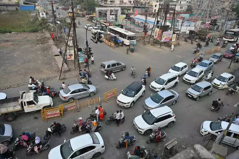 Nagpur's Manewada-Besa Road Crisis: 2-Year Delay Sparks Commuter Fury