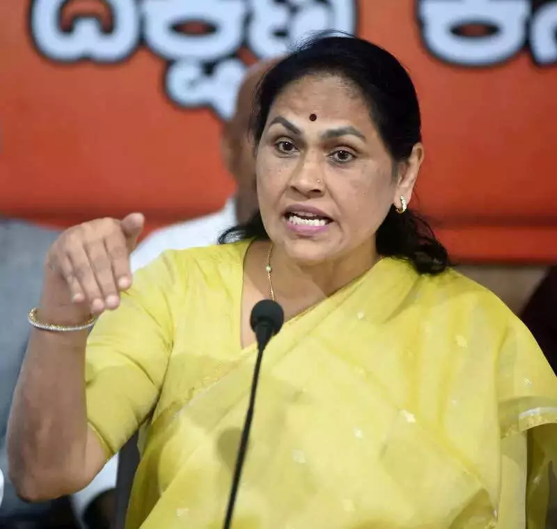 Shobha Karandlaje Claims Gandhi Family Pressuring Kharge for RSS Ban | Political Pressure Exposed