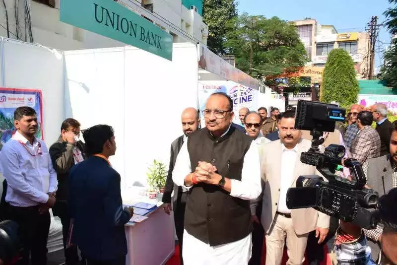 UP Minister Urges Farmers to Cultivate Spices & Medicinal Plants