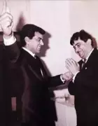 Kareena Kapoor Mourns Dharmendra With Vintage Raj Kapoor Photo