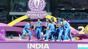 Rohit Sharma's Lookalike Prepares Harmanpreet Kaur for Iconic World Cup Trophy Walk | Viral Video