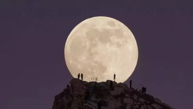 December 2025 Cold Supermoon: A Spectacular High-Flying Lunar Display