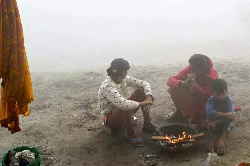 Delhi's Early Winter Chill: Mercury Plunges to 5.7°C, Cold Wave Alert Issued