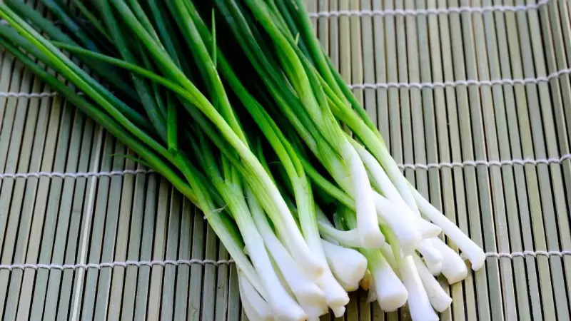 Keep Spring Onions Fresh for Weeks: Simple Glass Jar Method Saves Money