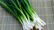 Keep Spring Onions Fresh for Weeks: Simple Glass Jar Method Saves Money