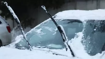 Forget Scraping: The 2-Minute Ziplock Bag Trick to Defrost Your Car Windshield