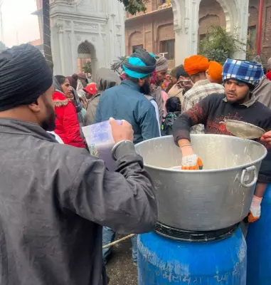 Golden Temple Langar Offers Warmth and Nourishment During Festive Celebrations