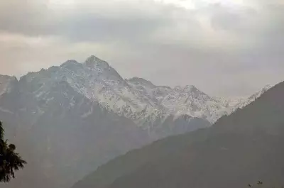 Himachal Sees 2nd Day of Snow, Avalanche Hits Lahaul; Tourists Delighted