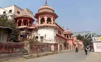 Prayagraj Saints Celebrate Yogi's Plan for Ramanandacharya Memorial Temple