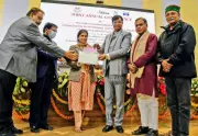 BHU Scholar Guniya Yadav Wins Prestigious Gold Medal for Pottery Tradition Research