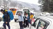 Manali Gridlock: Tourists Stranded in Sub-Zero Cold as 10-Hour Traffic Jam Cripples Kullu