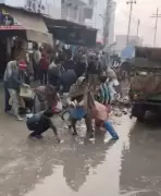 Sitamarhi Road Tragedy: Teen Killed, Bystanders Loot Fish Instead of Helping