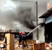 Vadodara Witnesses Twin Blazes: Auto Workshop & Battery Godown Gutted