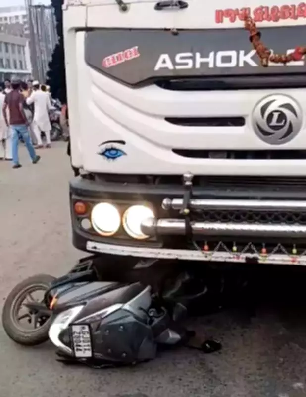 Ahmedabad: Unregistered Dumper Kills 22-Year-Old in Juhapura Road Accident