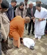 CM Yogi Adityanath Helps Child Recite Vedic Mantra in Viral Video