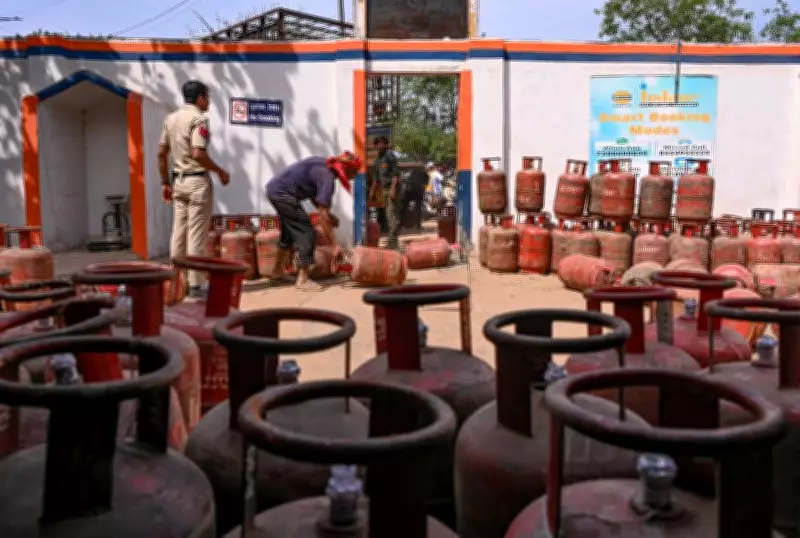 LPG Shortage Cripples Delhi Street Vendors, Black Market Flourishes