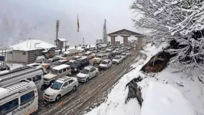 Heavy Snowfall Strands Thousands in Himachal, Army and Police Launch Rescue Ops