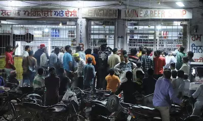 Jalandhar Liquor Vends See Long Queues as Fiscal Year Ends with Discounts