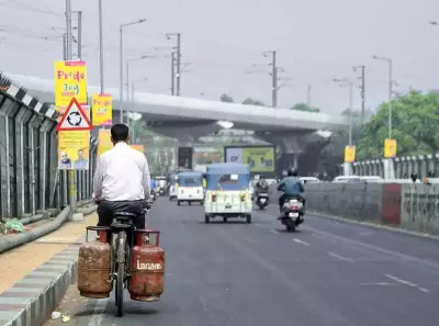 LPG Supply Fears Spark Electric Appliance Rush in Lucknow