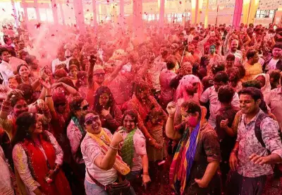 Lucknow Celebrates Holi with Grand Processions, Showcasing Ganga-Jamuni Tehzeeb