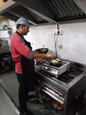 Pune Restaurants Struggle as LPG Shortage Cuts Footfalls by 50%, Delays Service