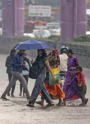 Unseasonal Hailstorms Sweep Karnataka, Disrupt Life While Offering Heat Relief