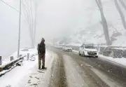 1,000 Vehicles Stranded Near Atal Tunnel in Rohtang as Snow Disrupts Traffic in Manali
