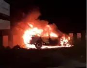 Car Catches Fire on Nagpur Flyover; Driver Flees After Alerting Police