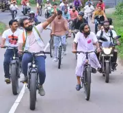 Chandy Oommen Rejects Flex Boards, Focuses on Door-to-Door Campaign in Puthuppally