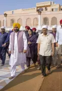 Kejriwal Visits Golden Temple After Court Clears Him in Liquor Case