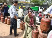 LPG Booking Glitches Trigger Panic Buying in Delhi, Long Queues Outside Agencies