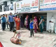 LPG Shortage Cripples Lucknow's Goldsmiths, Halting Jewelry Artisan Work